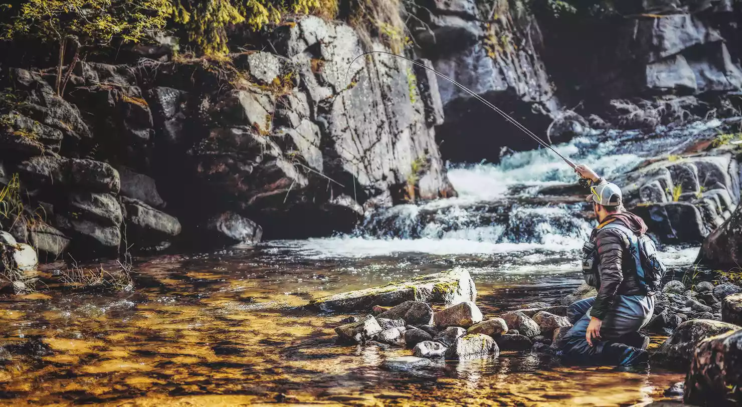 pescatore che pesca in un bellissimo spot naturale